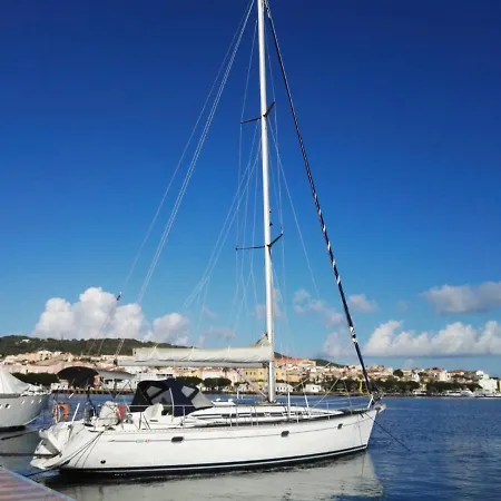 ספינת מלון Bed & Boat קליארי