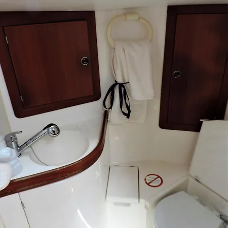 Bed & Boat ספינת מלון