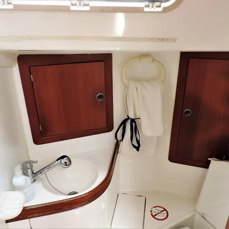 ספינת מלון Bed & Boat קליארי