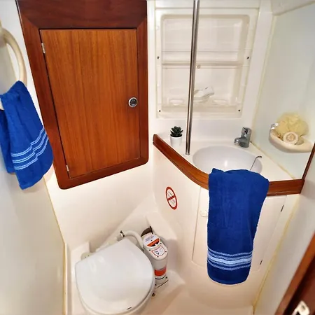 Bed & Boat *