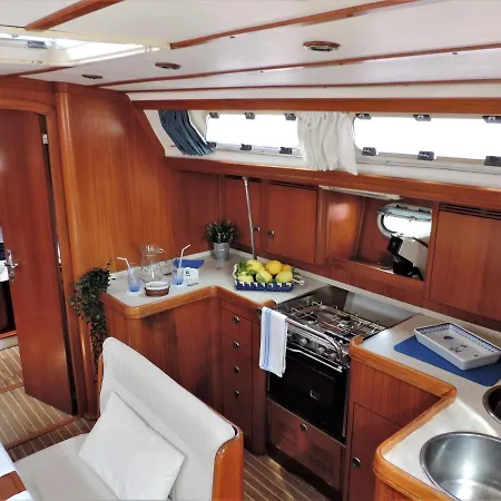 Bed & Boat ספינת מלון *