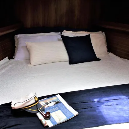 Bed & Boat 보트호텔 *