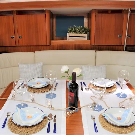 Bed & Boat *